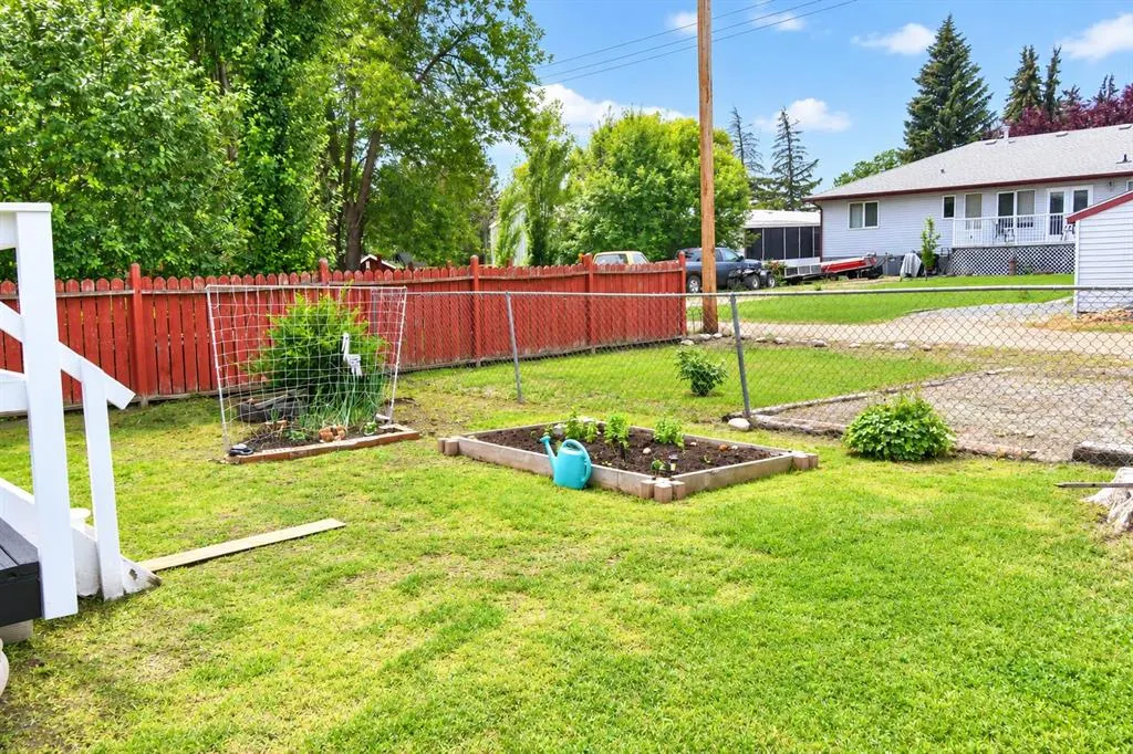 606 Tulip Street W