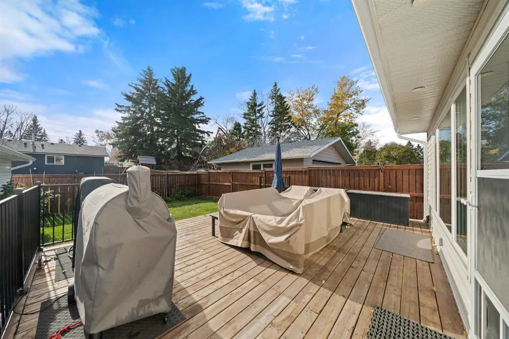 111 Lynnview Crescent SE