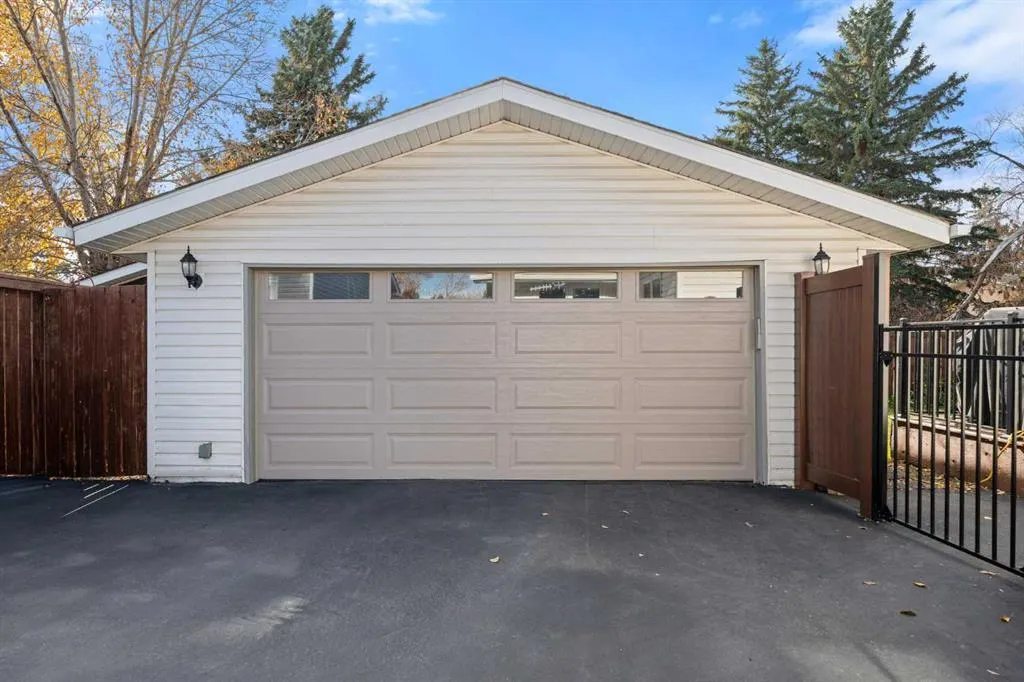 111 Lynnview Crescent SE
