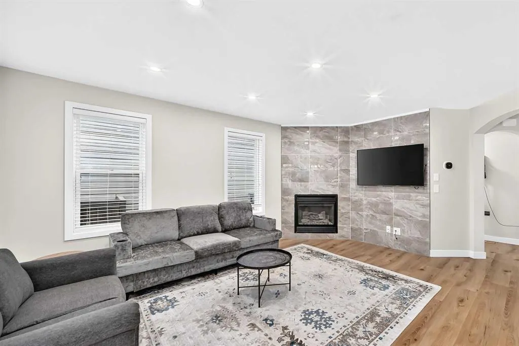 200 Panora Close NW