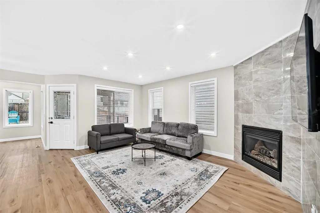 200 Panora Close NW