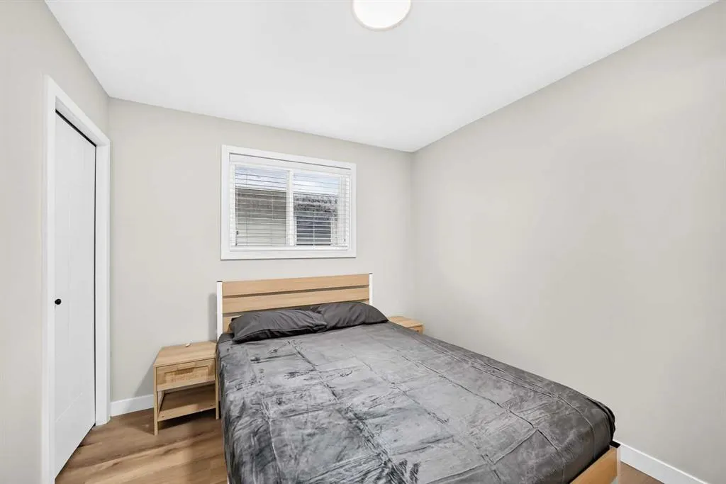 200 Panora Close NW