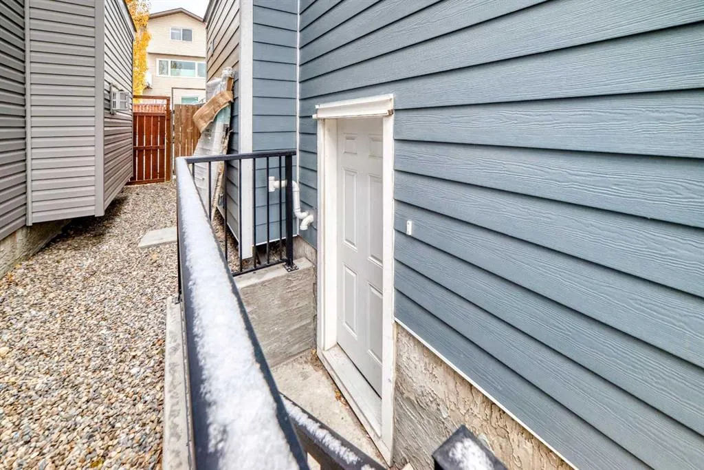 200 Panora Close NW