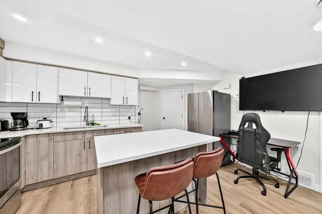 200 Panora Close NW