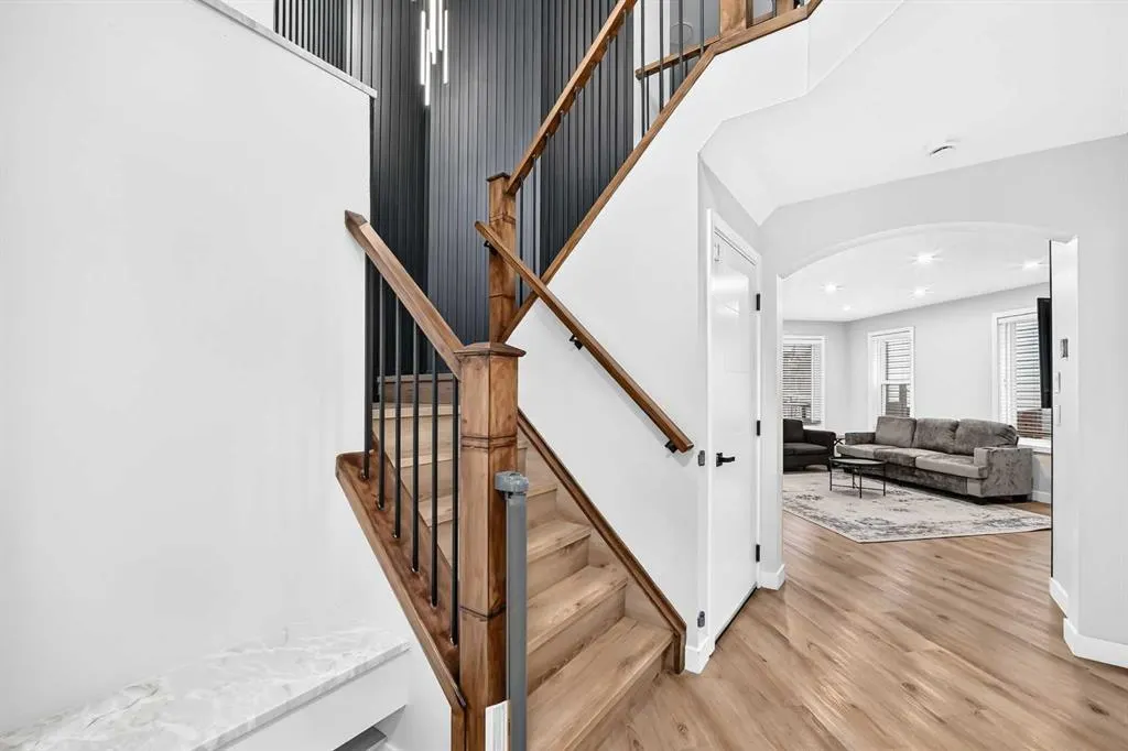200 Panora Close NW