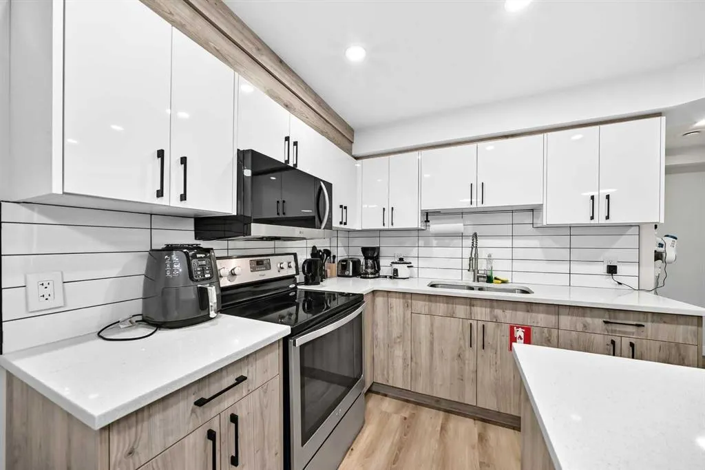 200 Panora Close NW