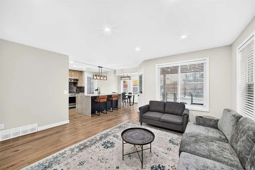 200 Panora Close NW