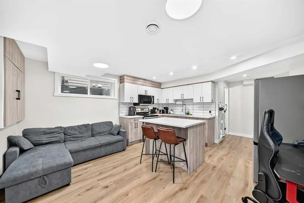 200 Panora Close NW