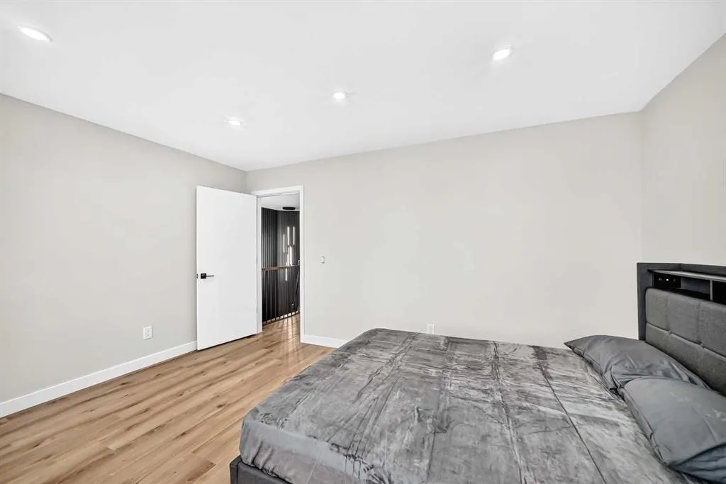 200 Panora Close NW