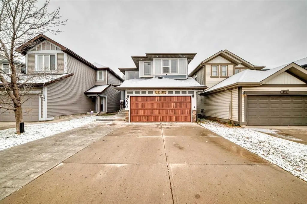 200 Panora Close NW