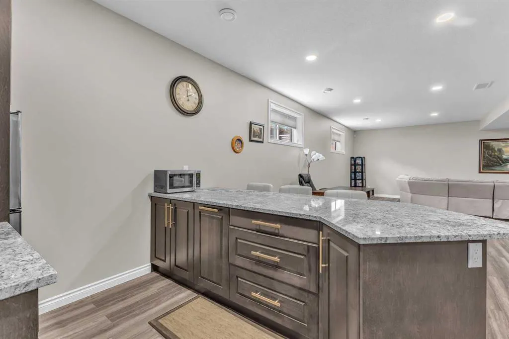 5052 Lakeshore Drive