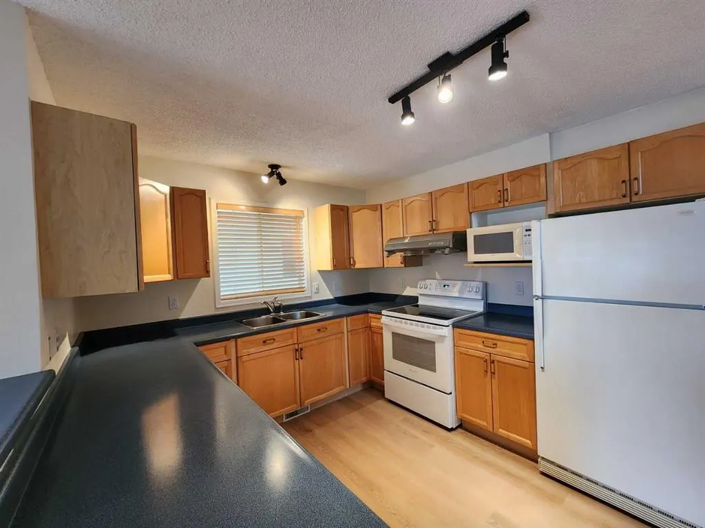 102 Somervale Green SW
