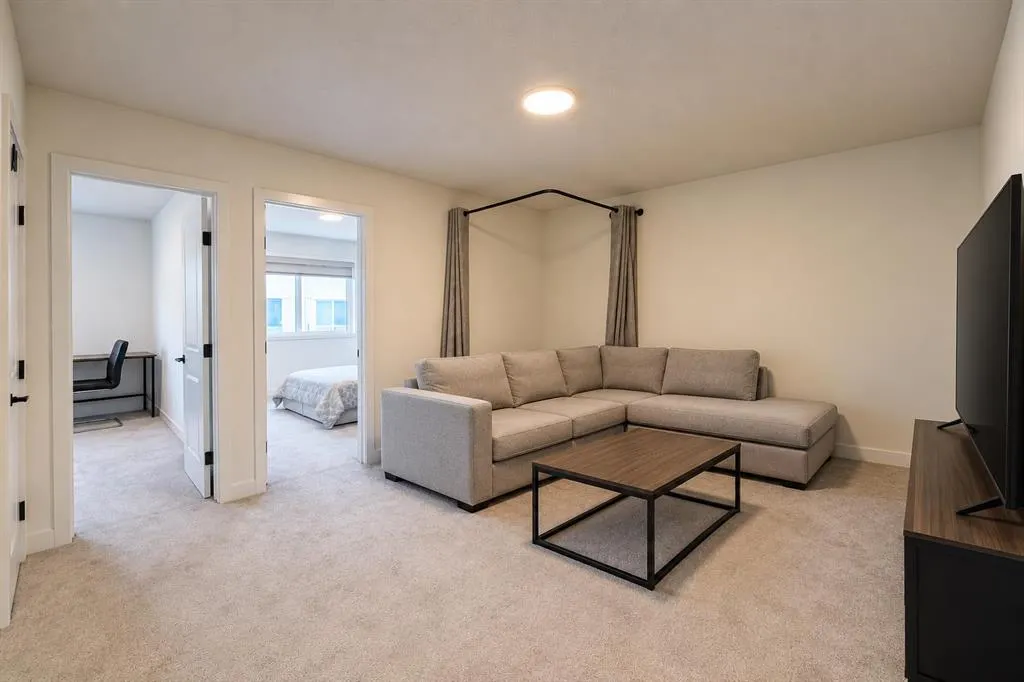 275 Corner Glen Crescent NE