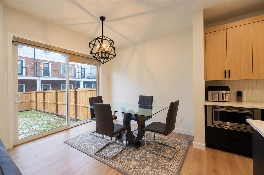 275 Corner Glen Crescent NE
