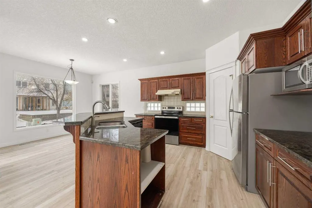 78 Hamptons Circle NW