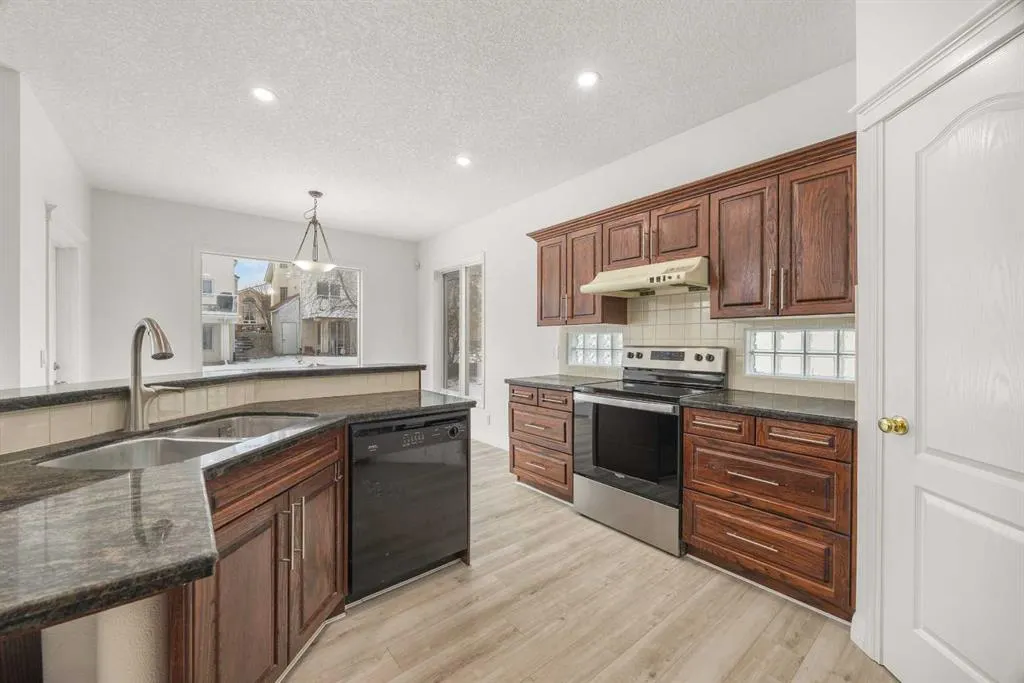 78 Hamptons Circle NW
