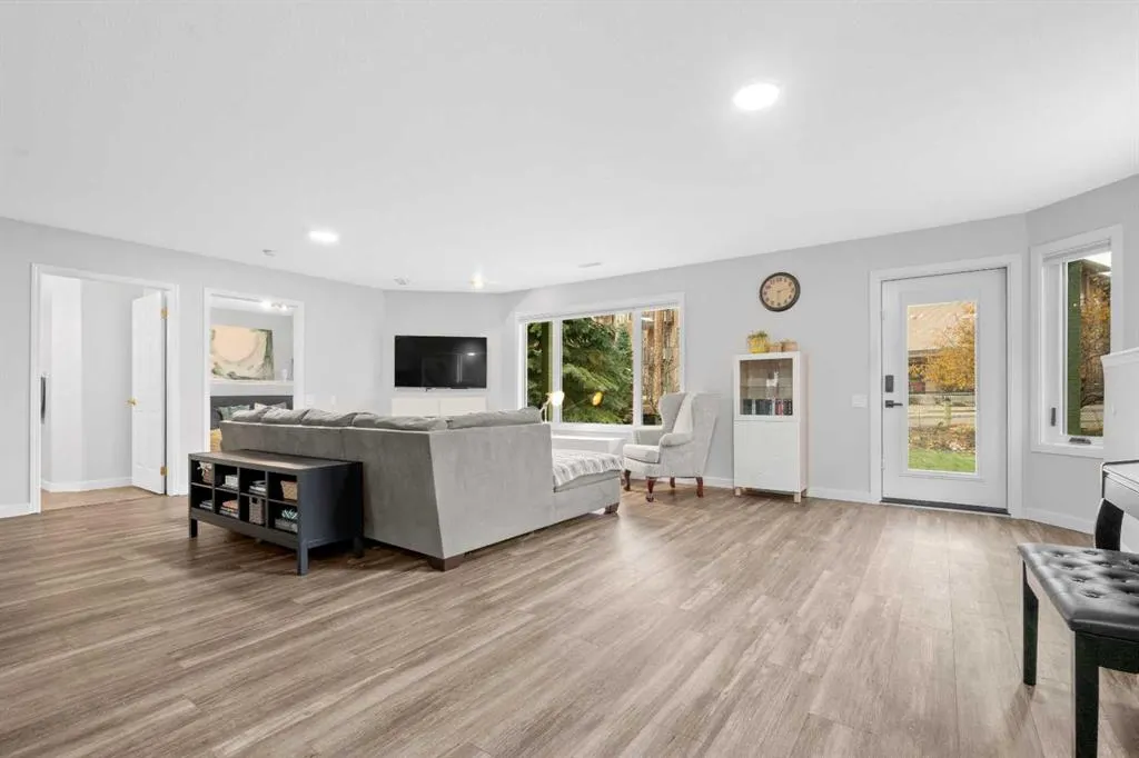 411 Lineham Acres Bay NW