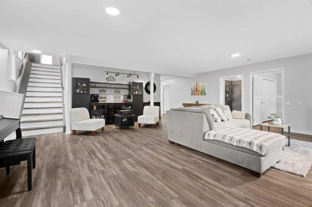 411 Lineham Acres Bay NW