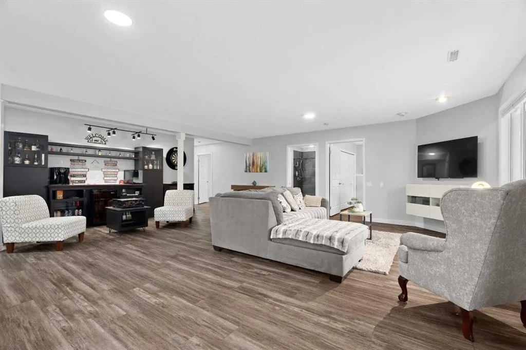 411 Lineham Acres Bay NW