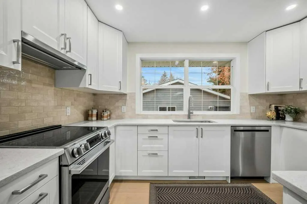7 Canna Bay SW