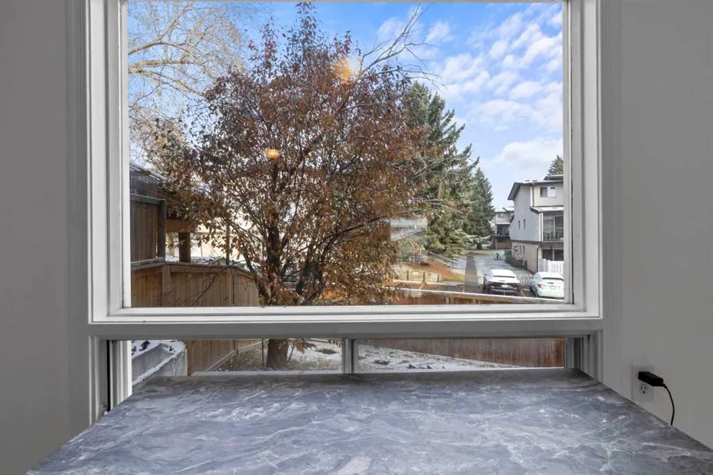 18 Fonda Crescent SE