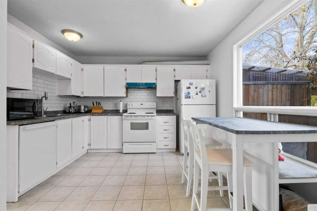 18 Fonda Crescent SE