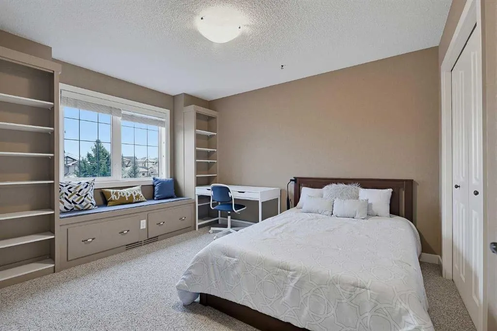 36 Evergreen Square SW