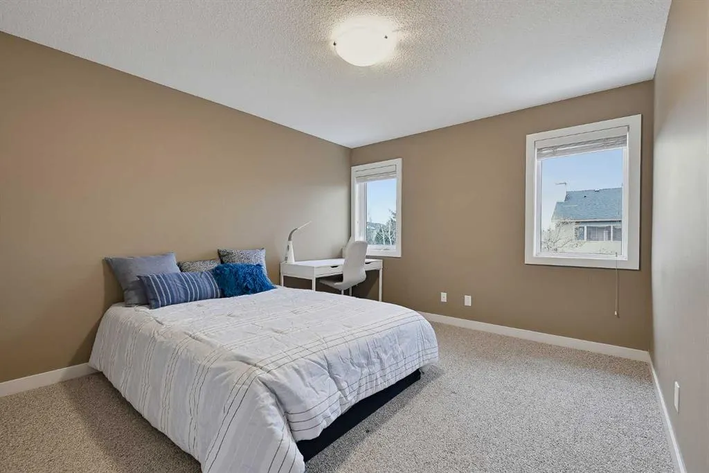 36 Evergreen Square SW