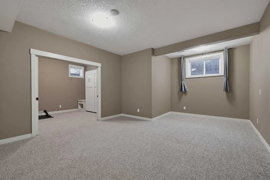 36 Evergreen Square SW