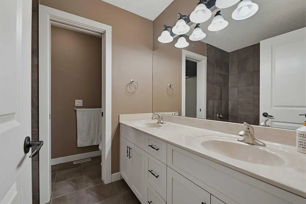36 Evergreen Square SW