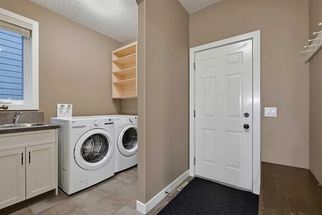 36 Evergreen Square SW