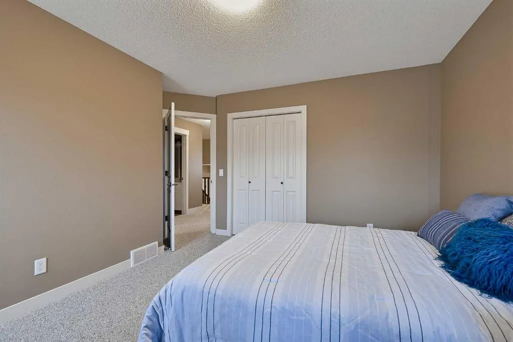 36 Evergreen Square SW
