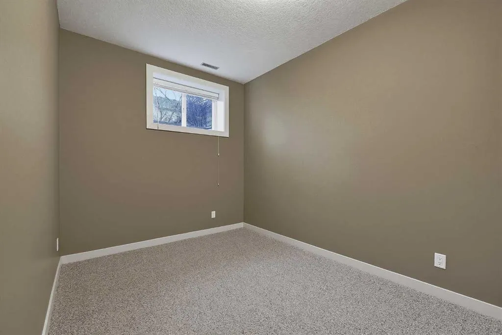 36 Evergreen Square SW