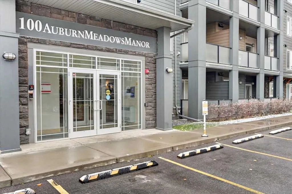 100 Auburn Meadows Manor SE #116