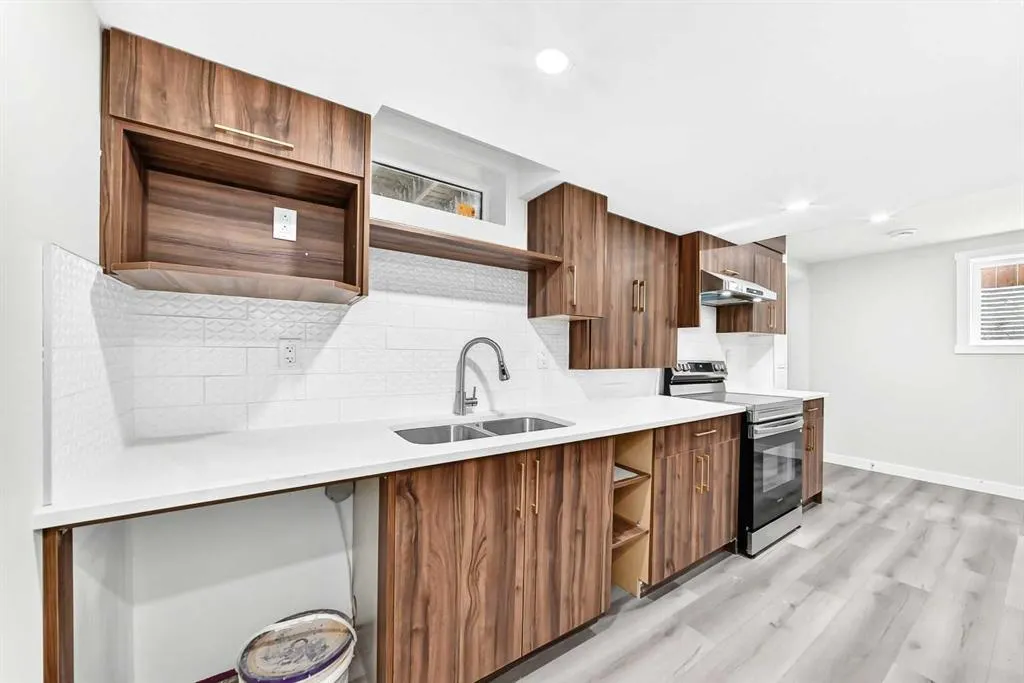 127 Whitworth Way NE