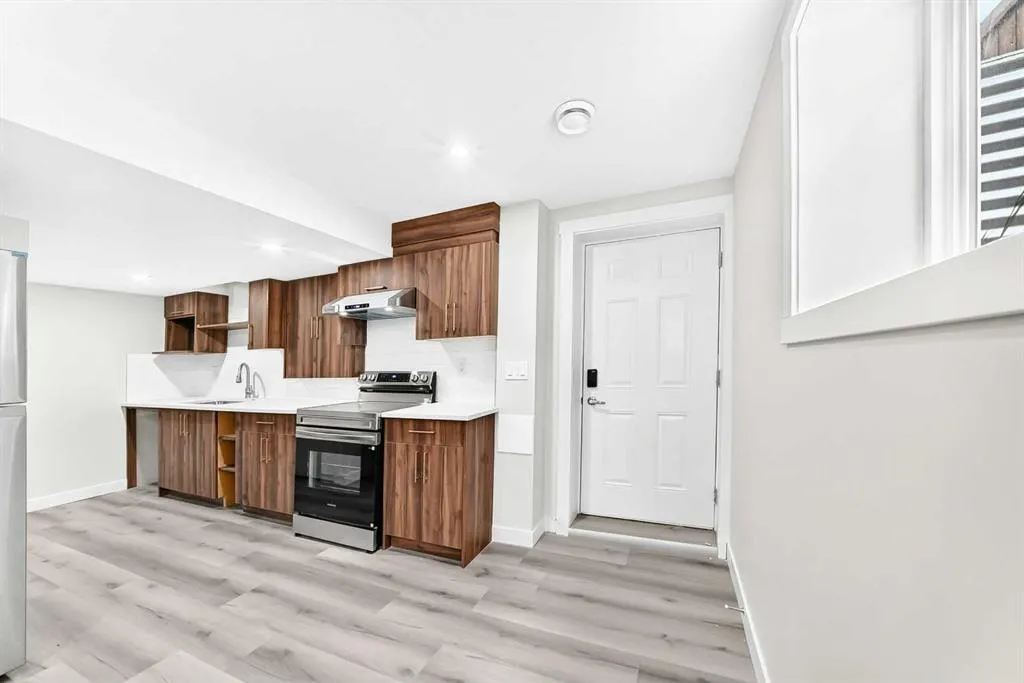 127 Whitworth Way NE