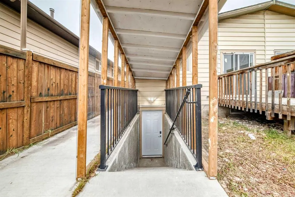 127 Whitworth Way NE