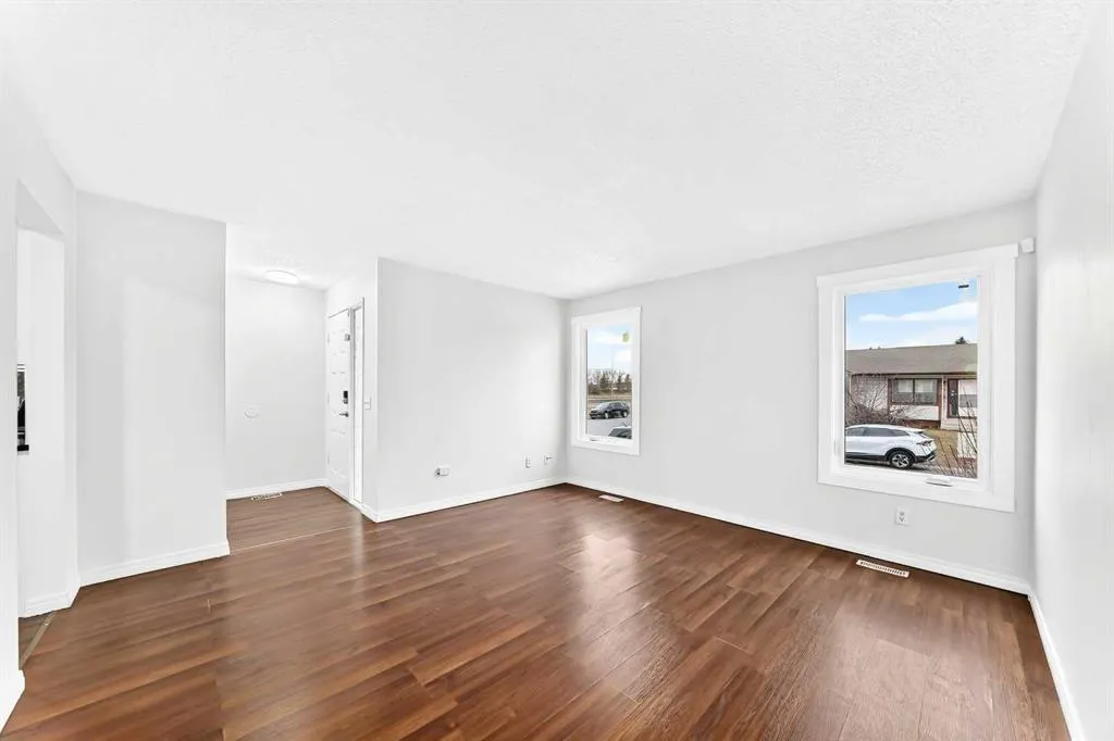 127 Whitworth Way NE