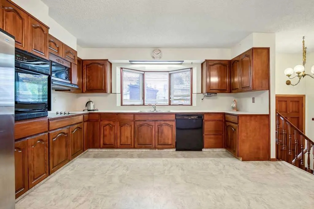 10711 Mapleglen Crescent SE