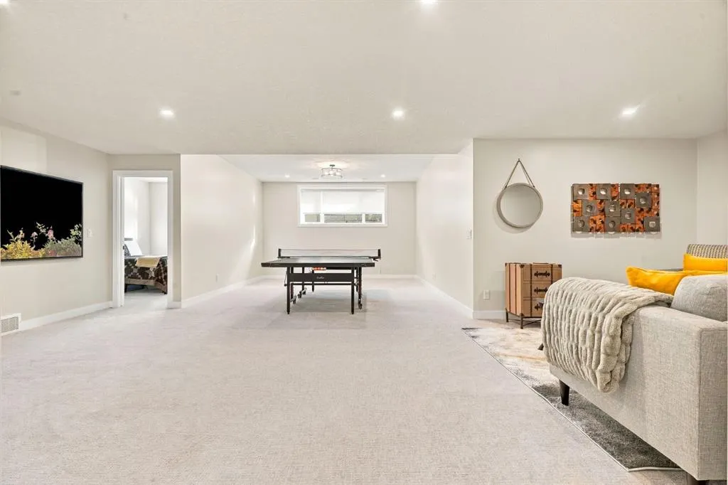 42 Crestridge Bay SW