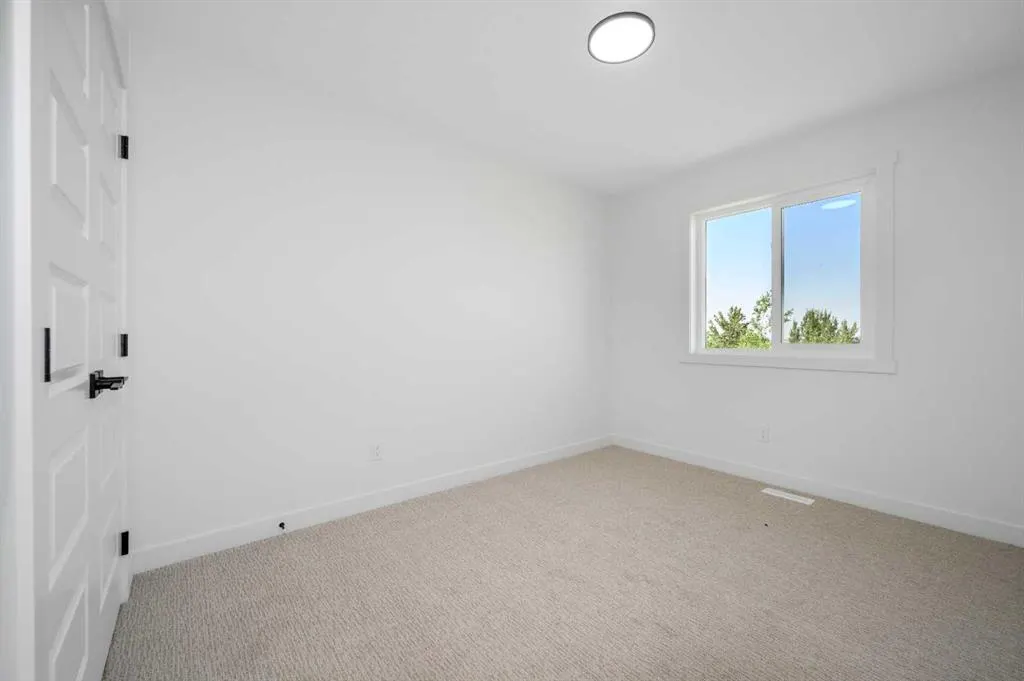 182 Lakewood Crescent