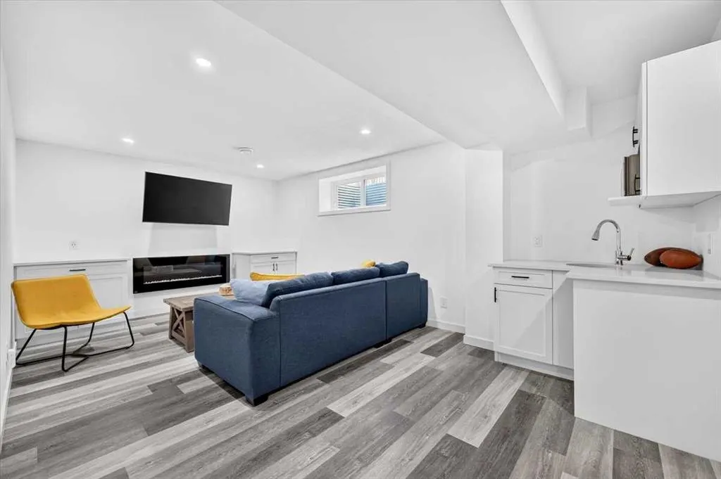32 Cranbrook Bay SE