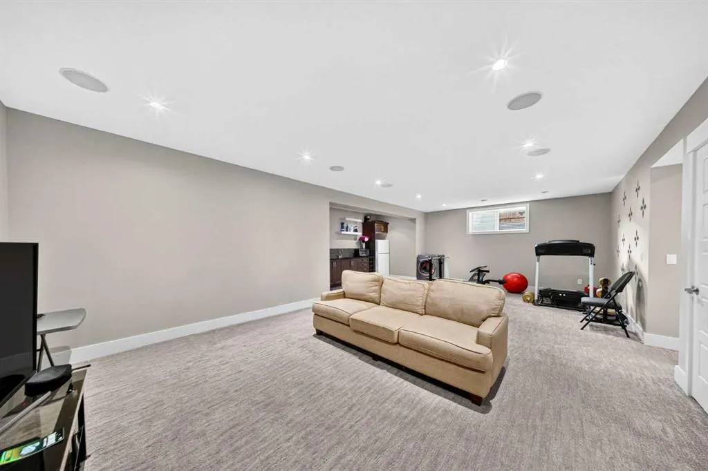 160 Kinniburgh Circle