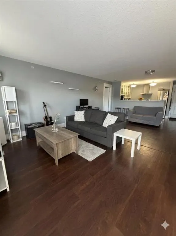 10217 Queen Street #404