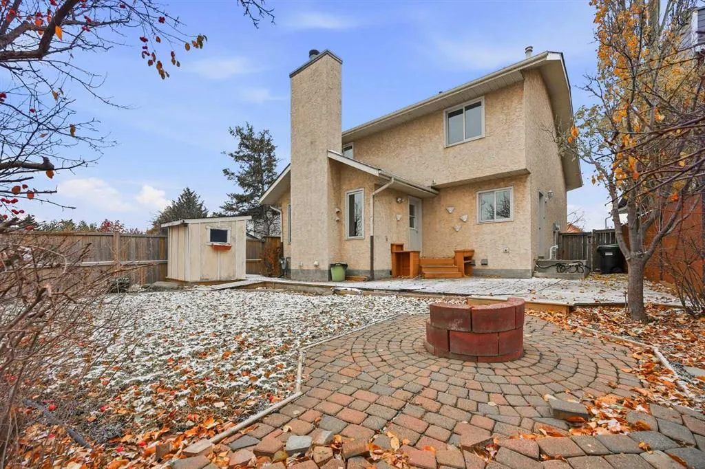 207 Riverside Way SE