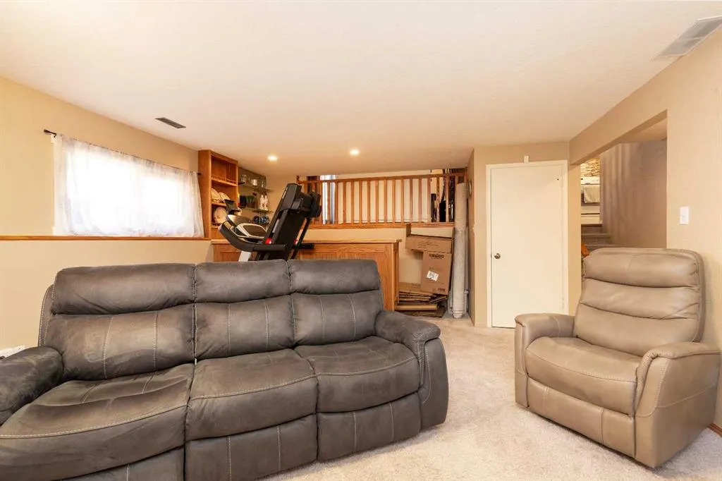 44 Lakhota Road W