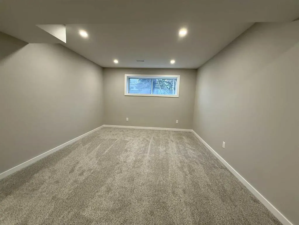 15 Laval Court W