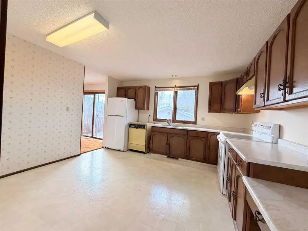 32 Asmundsen Avenue