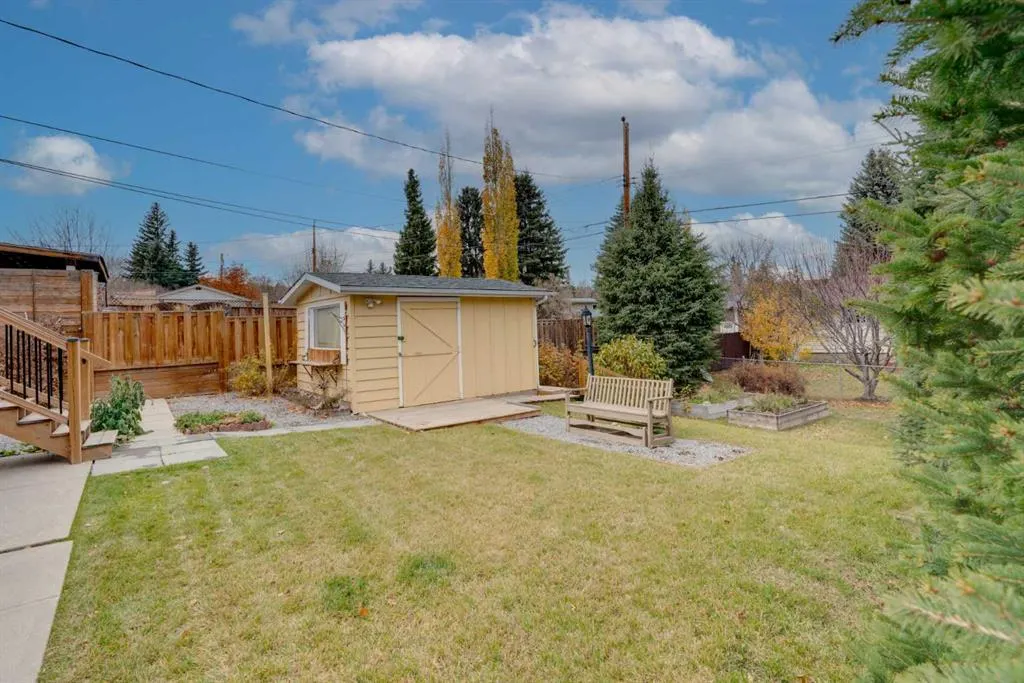 616 Hunts Crescent NW