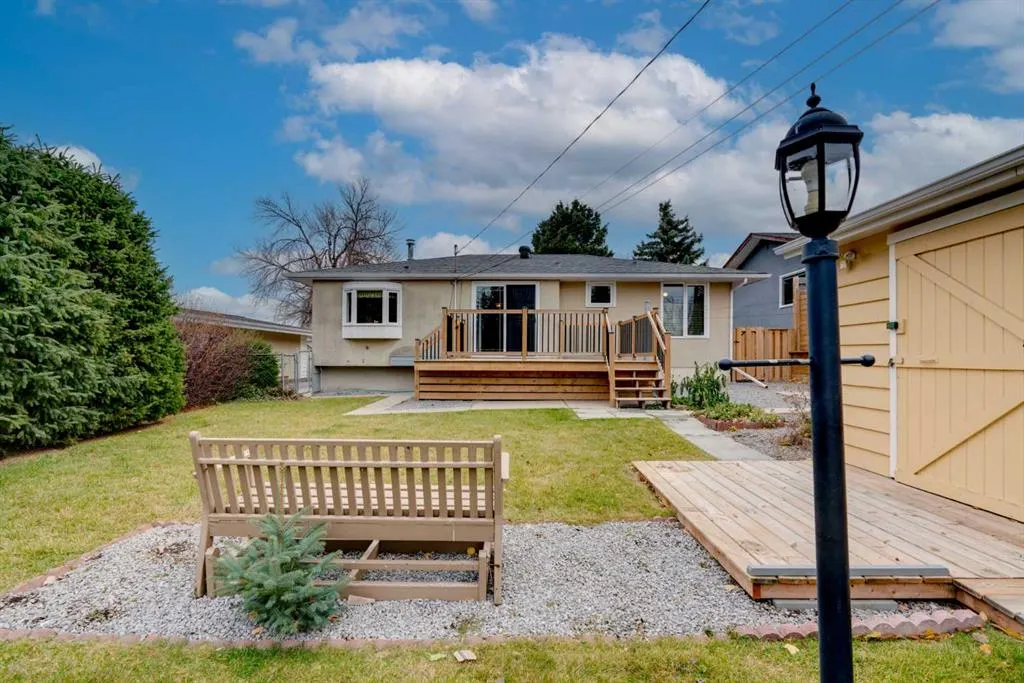 616 Hunts Crescent NW